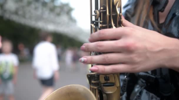 Nahaufnahme Einer Frau Mit Saxophon Romantische Musik Für Die Seele — Stockvideo