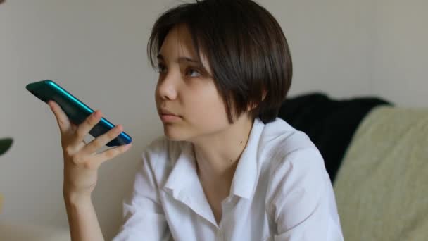 Unge Hjernes Kreativitet Mens Barn Tar Opp Talemeldinger Smarttelefoner Uttrykker – stockvideo