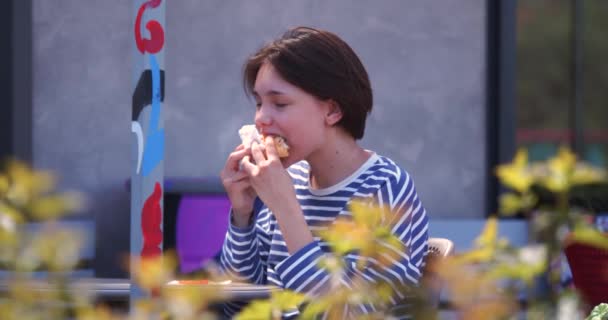 Tiener Verslaafd Aan Fastfood Tiener Meisje Die Cheeseburger Eet Stoep — Stockvideo