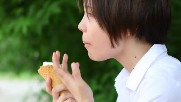 Vista Cerca Una Adolescente Comiendo Helado Cálido Día Verano Primer — Vídeo de stock