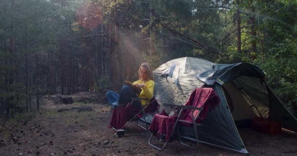 Çam Ormanının Yakınındaki Çadırda Kitap Okuyan Genç Bir Kadının Dolly — Stok video