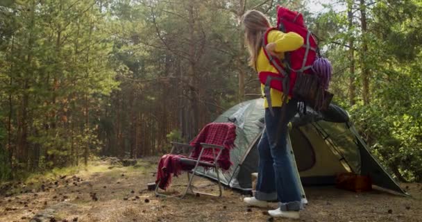 Çam Ormanındaki Çadırın Yakınındaki Genç Bir Kadının Yakınına Sırt Çantanı — Stok video