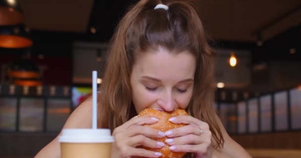 Young Woman Eating Hamburger Cafe Fast Food Junk Food Addictions — Stock Video