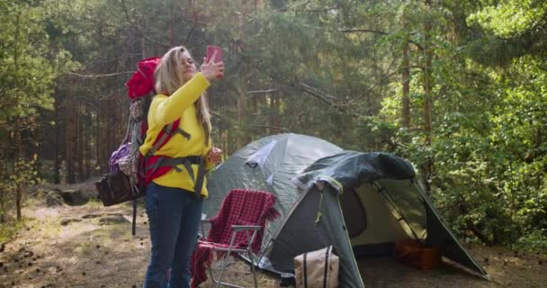 Kvinnlig Turist Söker Koppling Skogen Hon Höjer Sin Smartphone För — Stockvideo