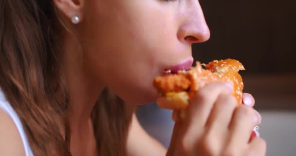 Mulher Jovem Comendo Hambúrguer Vício Humano Comida Não Saudável Efeitos — Vídeo de Stock