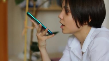 Çocuklar akıllı telefonlardan kişisel mesajlar kaydederken genç seslerin neşesini yaşayın. Evdeki konfordan kalıcı anılar yaratın..