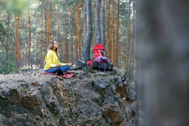 Ormanın nefesi ve zihnini meditasyonla özgür bırak. Genç bir kadın sabah çam ormanında meditasyona başlıyor. Düşüncelerinle ve doğanla yalnızlık. Ruh sağlığına giden yol olarak doğa.