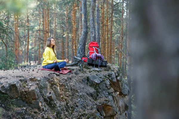Respiração Floresta Libertar Sua Mente Com Meditação Jovem Mulher Começar — Fotografia de Stock
