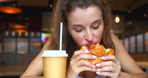 Jonge Vrouw Die Cheeseburger Eet Een Café Fast Food Junk — Stockvideo