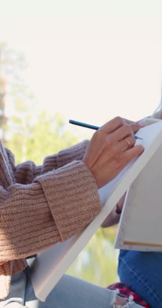 Жіночі Руки Малюють Зовнішні Руки Художниць Ручками Крупним Планом Кадри — стокове відео