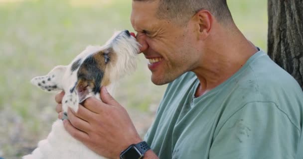 Liefde Voor Huisdieren Als Een Manier Geestelijke Gezondheid Een Man — Stockvideo