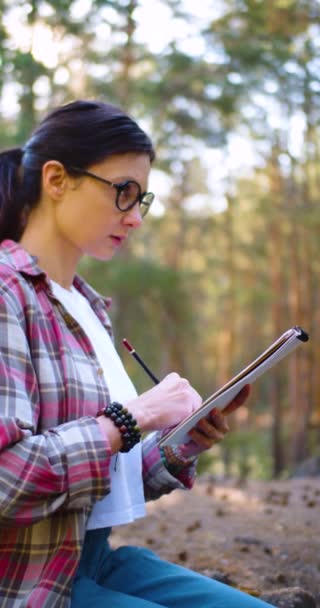 Vista Cerca Una Pintura Artista Bosque Durante Estancia Mujer Gafas — Vídeo de stock