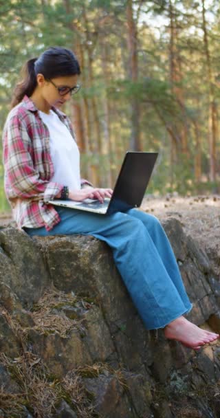 Praca Online Młoda Kobieta Pracuje Laptopie Zdalnie Zgiełku Wielkiego Miasta — Wideo stockowe