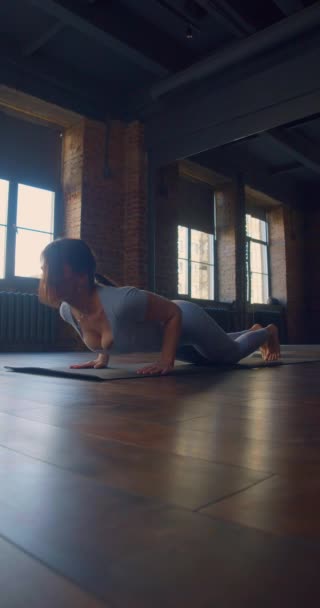 Pratique Yoga Une Femme Effectue Exercice Chien Vers Haut Images — Video