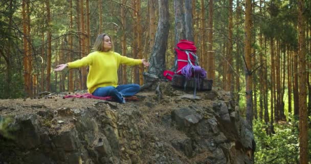 Aliento Del Bosque Libera Mente Con Meditación Una Joven Empieza — Vídeo de stock