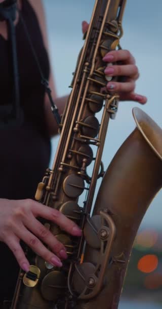 Romantická Hudba Pro Tvou Duši Ženský Ruce Saxofonem Oříznuto Svislé — Stock video