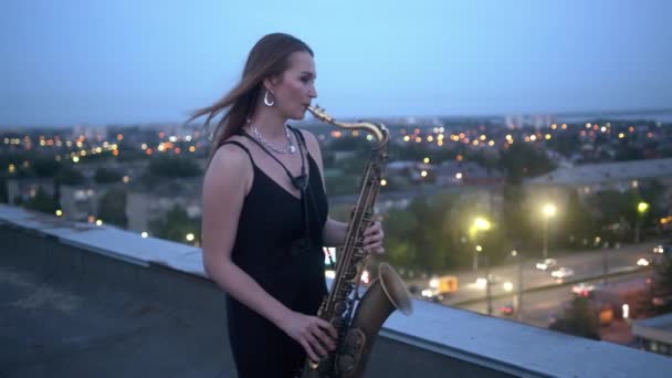 Eine Junge Frau Spielt Saxofon Während Sie Spät Der Nacht — Stockvideo