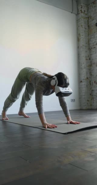 Pratica Yoga Con Simulazione Della Realtà Virtuale Una Donna Esegue — Video Stock
