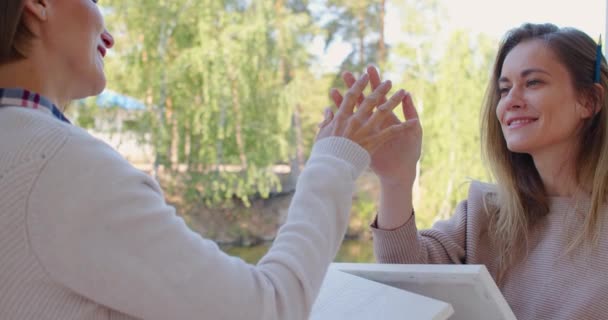 Sinta Profunda Conexão Toque Humano Enquanto Mãos Casal Feminino Tocam — Vídeo de Stock