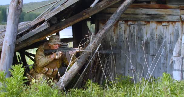 一名雇佣兵士兵从枪套上发射自动步枪 敌后特种部队特别行动的概念 埋伏射击 慢动作4K镜头 — 图库视频影像