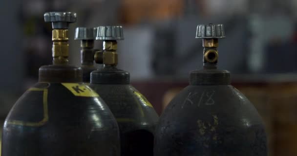 Czarne Butle Tlenowe Spawania Przemysłu Cylinder Tlenowy Sprężonym Gazem Zbliżenie — Wideo stockowe