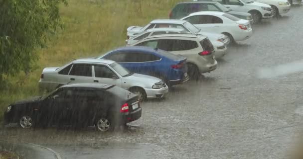 Kötü Hava Meteoroloji Şiddetli Yağmurda Araba Park Etmek Otoparktaki Arabalara — Stok video