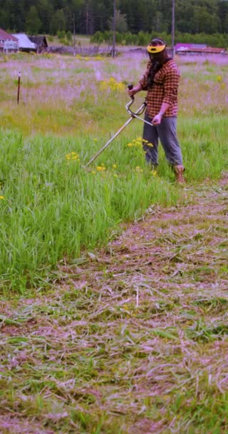 Großaufnahme Eines Mannes Der Gras Mit Einem Trimmer Reinigt Vertikale — Stockvideo
