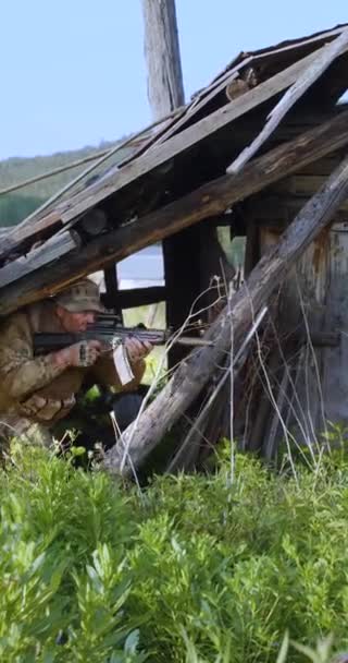 Zoom Nel Video Verticale Soldato Mercenario Che Spara Fucile Automatico — Video Stock