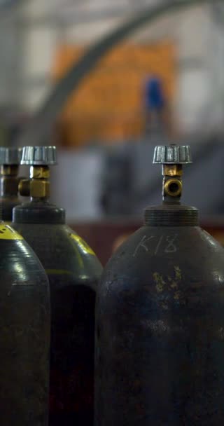 Kyslíkový Válec Stlačeným Plynem Černé Kyslíkové Lahve Pro Svařování Průmysl — Stock video