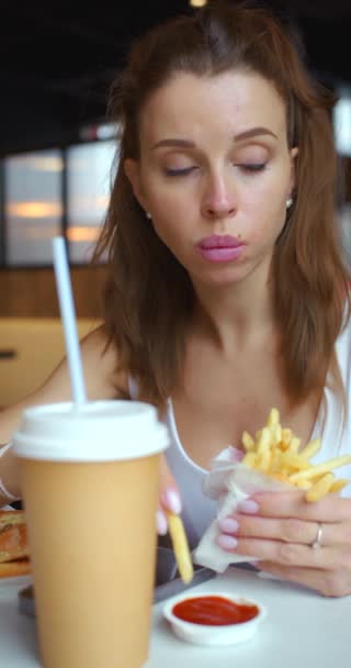 Wanita Muda Makan Kentang Goreng Efek Merugikan Dari Mengkonsumsi Makanan — Stok Video