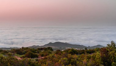 Tenerlife kanarya adasında gün batımında bulutlarla kaplı bir vadinin yaz manzarası