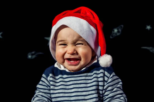 Портрет Улыбающегося Мальчика Рождественской Шляпе Сидящего Черном Фоне Студийный Снимок — стоковое фото