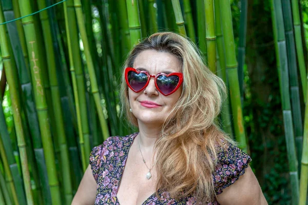 Портрет Красивой Женщины Средних Лет Перед Бамбуковой Чащей Французском Саду — стоковое фото