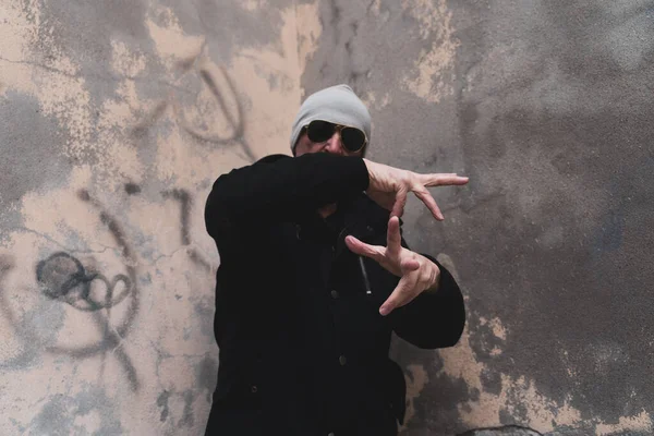 Olgun Bir Rap Şarkıcısı Büyük Bir Şehrin Varoşlarında Sokakta Poz — Stok fotoğraf