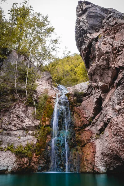 Underbart Litet Vattenfall Som Bildar Damm Smaragdvatten Höstskog — Stockfoto