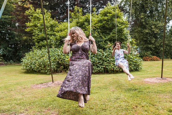 Beautiful Middle Aged Couple Female Friends Swinging Children Swings French — Fotografia de Stock