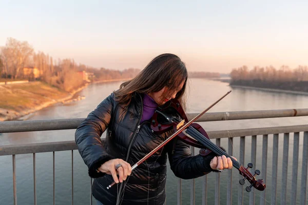 Attractive Middle Aged Woman Playing Electric Violin Outdoors Iron Bridge — Stock Photo, Image