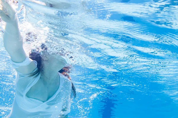 Fiatal Lány Fürdőruhában Úszó Azúrvíz Medence Napfényben Nézőpont Víz Felszíne — Stock Fotó