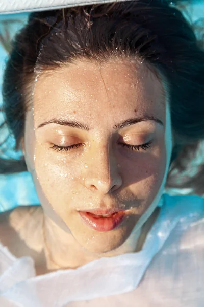 Portret Młodej Dziewczyny Stroju Kąpielowym Pływającej Lazurowej Wodzie Basenu Świetle — Zdjęcie stockowe