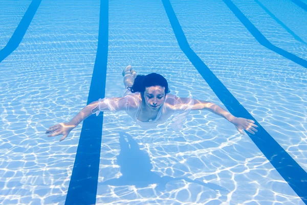 Mladá Dívka Plavkách Plovoucí Azurové Vodě Bazénu Slunečním Světle Pohled — Stock fotografie
