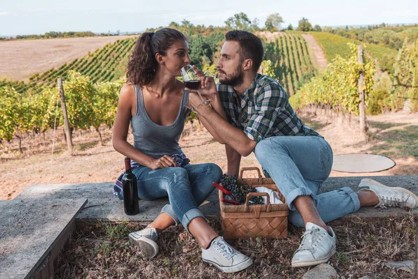 Young Couple Winemakers Tasting Red Wine Glass Tumbler Sitting Vineyard — Stock Photo, Image