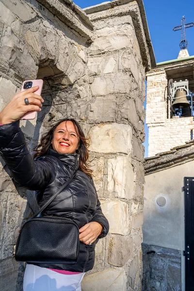 Femeie Vârstă Mijlocie Care Poartă Haine Iarnă Făcând Selfie Peste — Fotografie, imagine de stoc