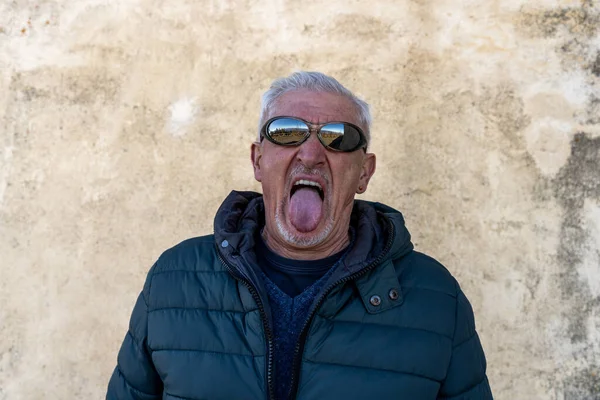 Muž Středního Věku Bílými Vlasy Baví Dělat Legrační Obličej Venku — Stock fotografie