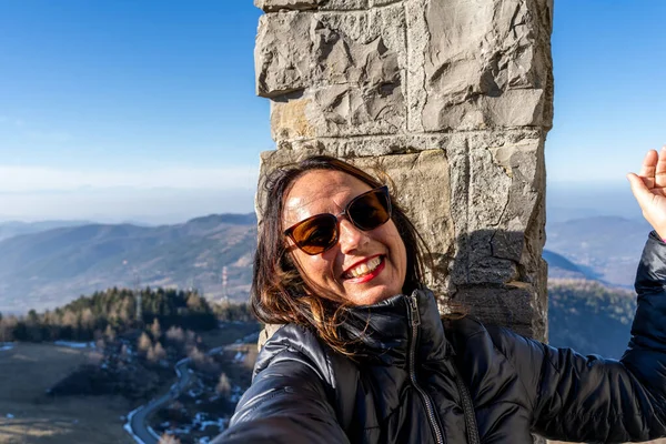 Žena Středního Věku Zimním Oblečení Selfie Přes Horu Koncept Lidí — Stock fotografie