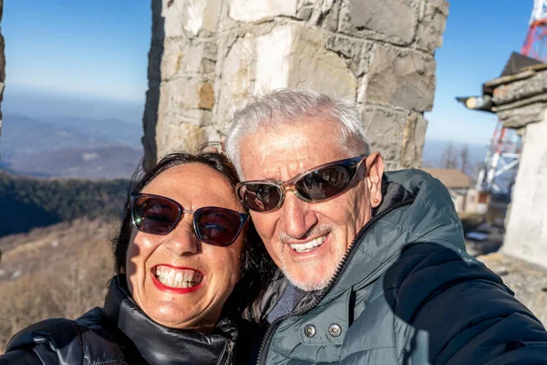 Paar Mittleren Alters Winterkleidung Macht Ein Selfie Über Einem Berg — Stockfoto