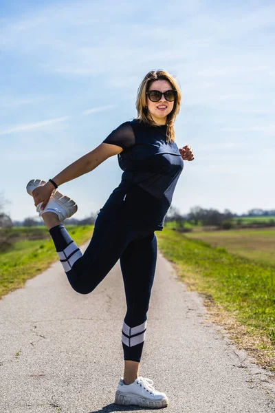 Piękna Sportowa Kobieta Robi Rozciąga Się Wiejskiej Drodze Outdoor Wellness — Zdjęcie stockowe