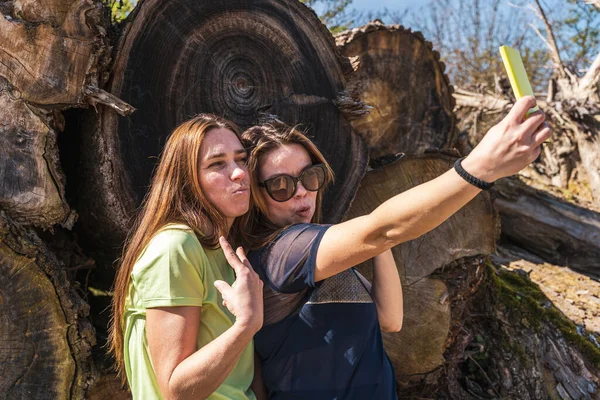 Pareja Mujeres Bastante Amigables Tomando Una Selfie Con Teléfono Inteligente — Foto de Stock