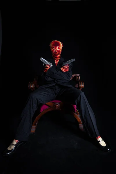 Sensuell Kvinna Klädd Skelett Kostym Med Två Vapen Och Skjuta — Stockfoto