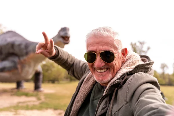Usmívající Muž Středního Věku Selfie Před Dinosauří Modely Jurském Parku — Stock fotografie