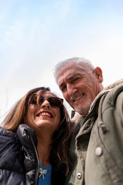 Glückliches Paar Mittleren Alters Beim Selfie Vor Einem Model Rex — Stockfoto